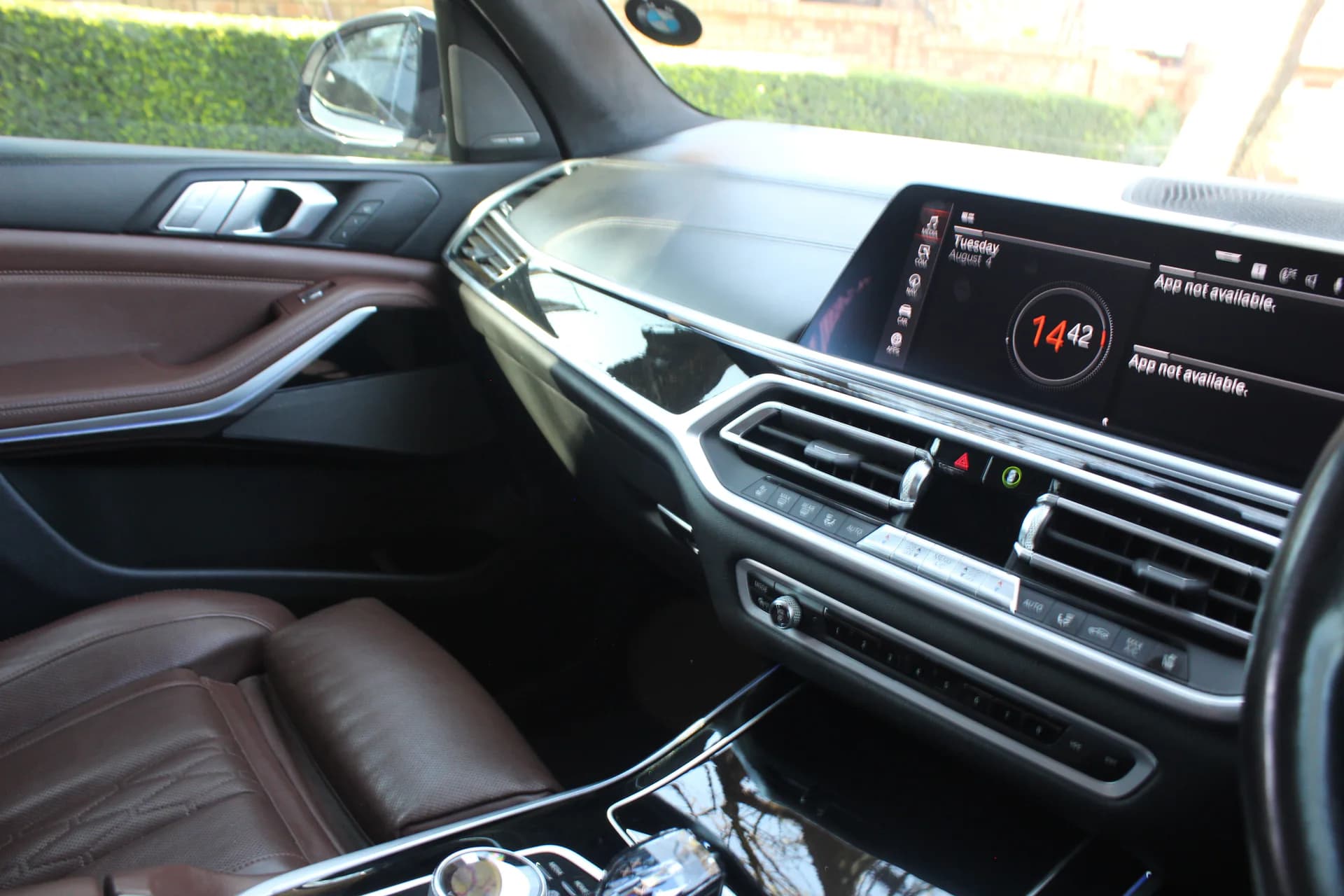BMW X7 front cabin dashboard and interior finish