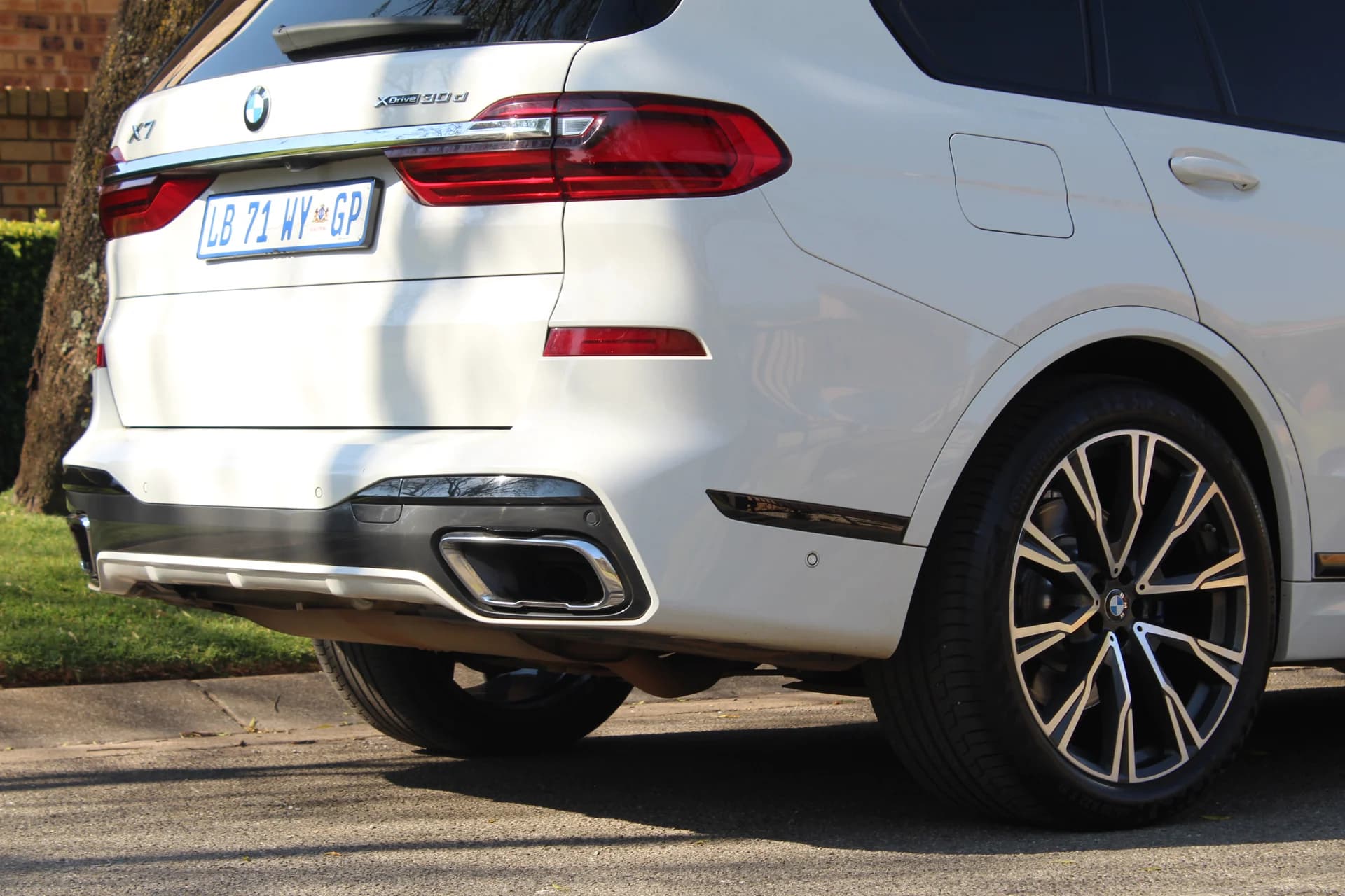 BMW X7 rear three-quarter exterior and wheel detail